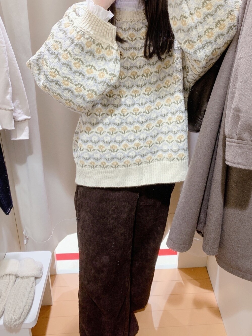 「エヘカソポ、ehka sopo、moitytto、GU、コーデュロイパンツ、白ニット、柄ニット、冬コーデ、低身長コーデ、あったかコーデ」｜「ehka sopoの花柄ジャカードプルオーバー（ニット/セーター、ホワイト系）」を使った、pinoさん（レディース・156cm）の冬コーディネートの1枚目の写真