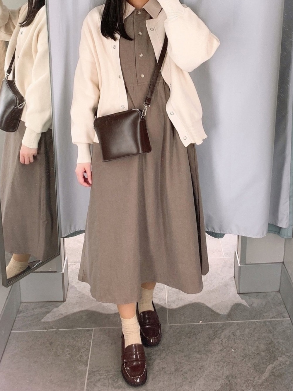 「moitytto、ユニクロ、ワンピース、カーディガン、ローファー、ショルダーバッグ、ワントーンコーデ、カフェオレコーデ、ブラウンコーデ、春コーデ」｜「moi tyttoの異素材配色ワンピース（ワンピース、ブラウン系）」を使った、pinoさん（レディース・156cm）の冬コーディネートの1枚目の写真