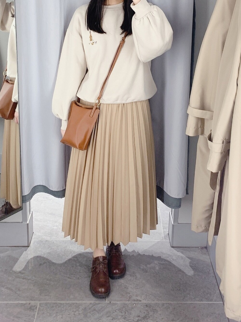 「natural couture、ユニクロ、ehka sopo、シンプルコーデ、春コーデ、カジュアルコーデ、ベージュ、スウェット、低身長コーデ、プチプラコーデ」｜「UNIQLOのプリーツロングスカート（丈標準80～84cm）（スカート、ベージュ系）」を使った、pinoさん（レディース・156cm）の春コーディネートの1枚目の写真