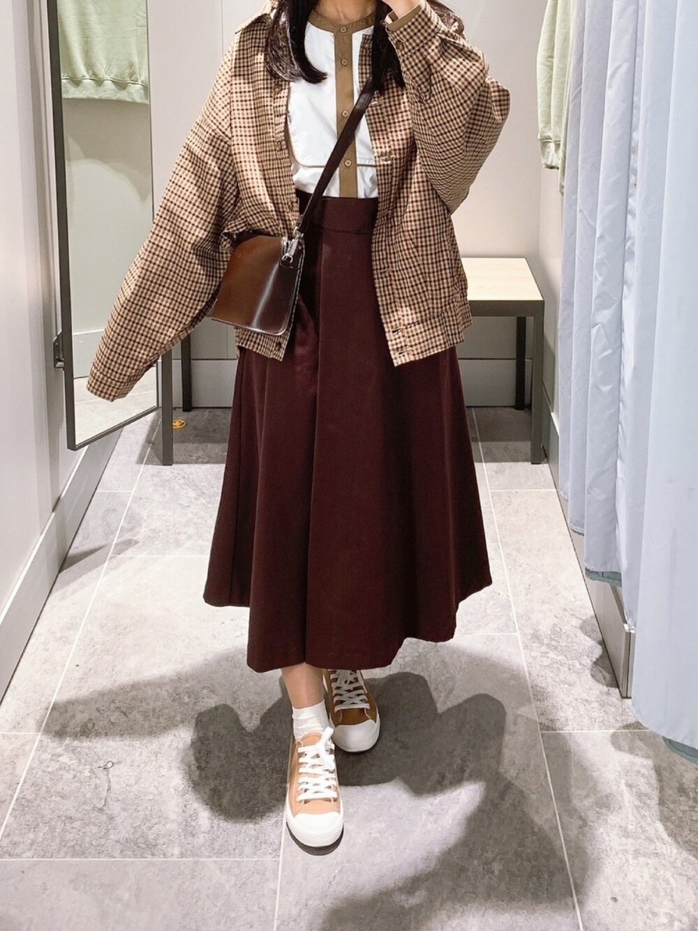 「moitytto、kutir、ユニクロ、無印良品、ベージュ、ブラウン、ワントーンコーデ、春コーデ、スニーカー、ブルゾン」｜「AG by aquagirlの【洗える/Lサイズあり/美人百花5月号掲載】グルカフレアスカート（スカート、ブラウン系）」を使った、pinoさん（レディース・156cm）の春コーディネートの1枚目の写真