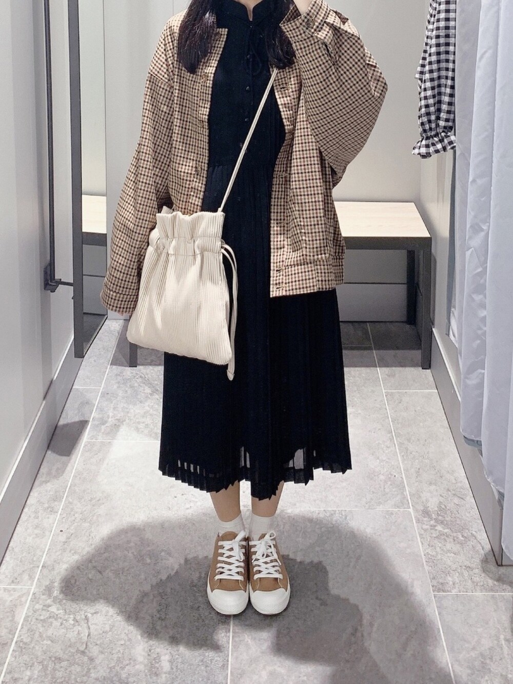 「moitytto、ehka sopo、無印良品、古着、ブルゾン、チェック、ワンピース、巾着バッグ、春コーデ、低身長」｜「usedのアイテム（ワンピース/ドレス、ブラック系）」を使った、pinoさん（レディース・156cm）の春コーディネートの1枚目の写真