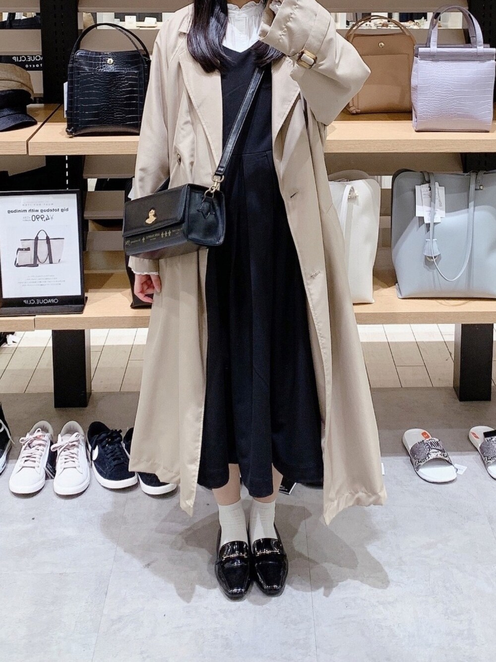 「moitytto、jane marple、トレンチコート、ジャンパースカート、ショルダーバッグ、大人コーデ、春コーデ、シンプル、低身長、ootd」｜「moi tyttoのウエストタックジャンスカ（ジャンパースカート、ブラック系）」を使った、pinoさん（レディース・156cm）の春コーディネートの1枚目の写真