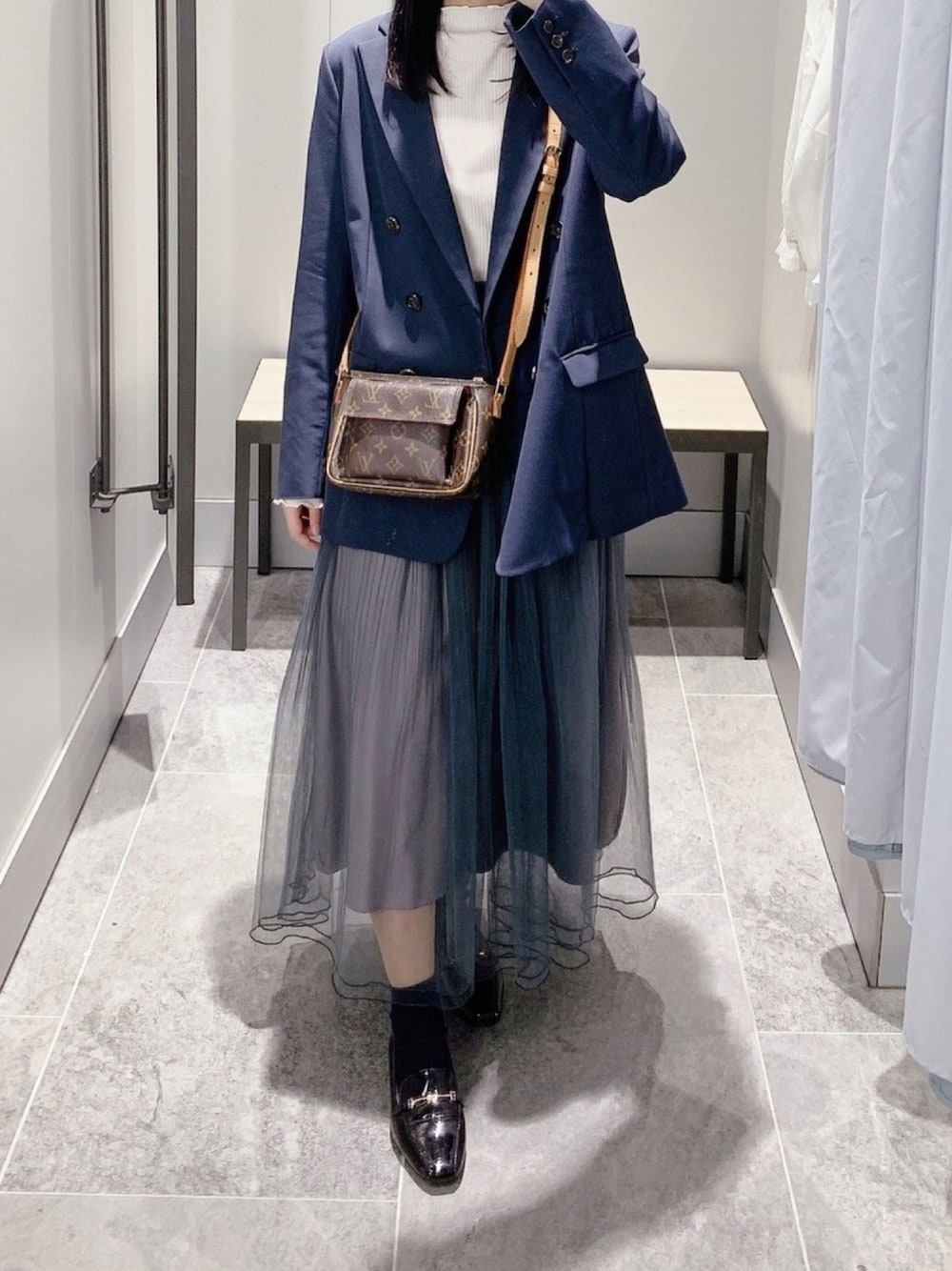 「LouisVuitton、moitytto、テーラードジャケット、チュールスカート、ショルダーバッグ、オペラシューズ、大人コーデ、キレイめ、ネイビー、春コーデ」｜「Cheekのチュールマキシスカート（スカート、グレー系）」を使った、pinoさん（レディース・156cm）の春コーディネートの1枚目の写真