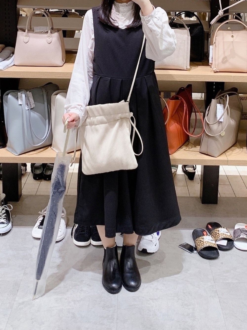 「moitytto、しまむら、ehka sopo、ジャンパースカート、巾着バッグ、ブーツ、ショルダーバッグ、モノトーン、春コーデ、低身長」｜「moi tyttoのウエストタックジャンスカ（ジャンパースカート、ブラック系）」を使った、pinoさん（レディース・156cm）の春コーディネートの1枚目の写真