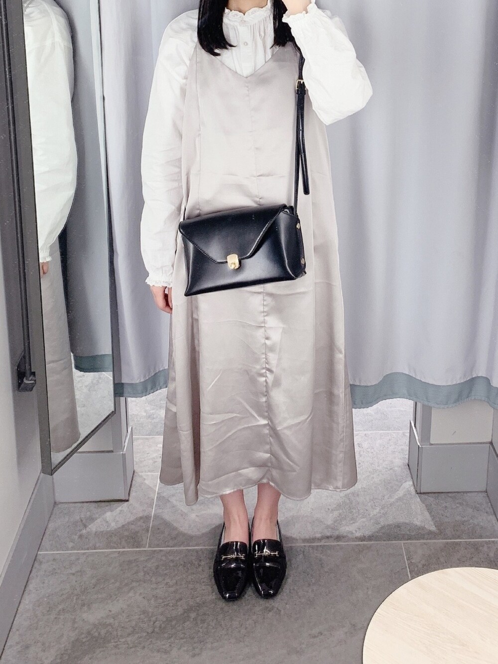 ホワイト系のシャツ/ブラウス、ブラック系のショルダーバッグ、シルバー系のワンピースを着用したレディースの春コーディネートの1枚目の写真