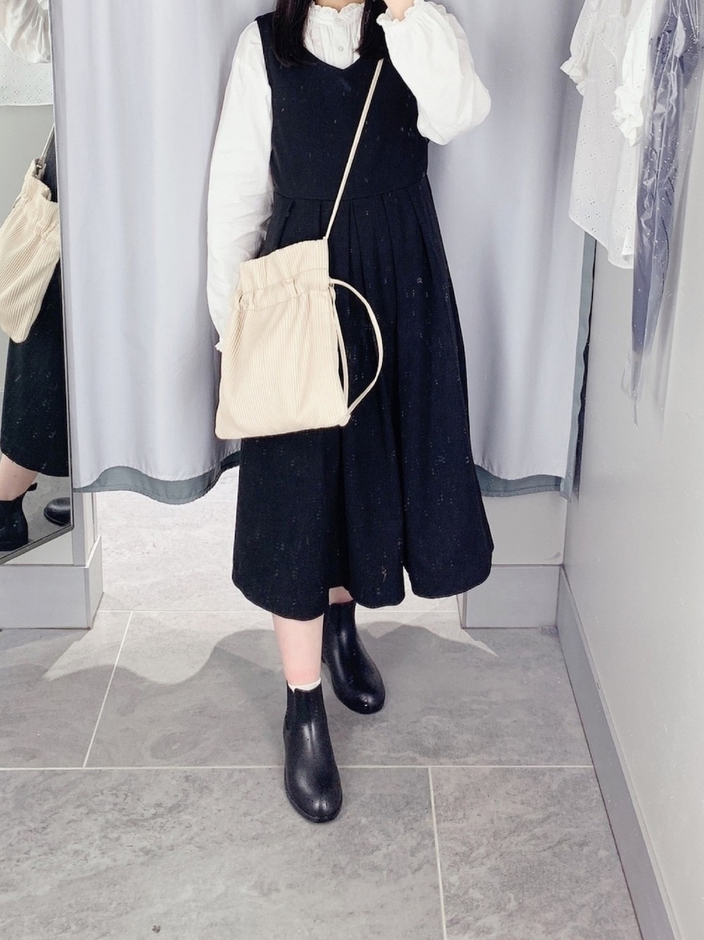 「これが私をアゲる服、ehka sopo、moitytto、モノトーン、ジャンパースカート、ホワイト、ブラック、モノトーンコーデ、低身長、シンプル」｜「moi tyttoのウエストタックジャンスカ（ジャンパースカート、ブラック系）」を使った、pinoさん（レディース・156cm）の春コーディネートの1枚目の写真