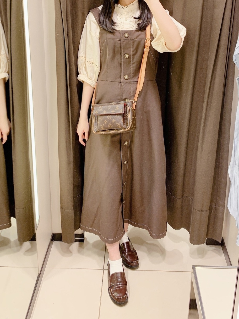 「これが私をアゲる服、ehka sopo、moitytto、LouisVuitton、ブラウン、ショルダーバッグ、ヴィバシテ、ローファー、ジャンパースカート、夏コーデ」｜「ehka sopoの綿レーススタンド衿ブラウス（シャツ/ブラウス、ホワイト系）」を使った、pinoさん（レディース・156cm）の春コーディネートの1枚目の写真