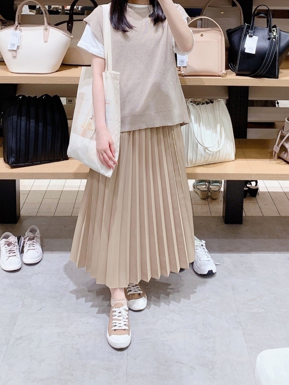 「カジュアルコーデ、夏コーデ、ベージュ、ワントーンコーデ、淡色コーデ、ニットベスト、トートバッグ、プリーツスカート、ユニクロ、低身長」｜「UNIQLOのプリーツロングスカート（丈標準80～84cm）（スカート、ベージュ系）」を使った、pinoさん（レディース・156cm）の夏コーディネートの1枚目の写真