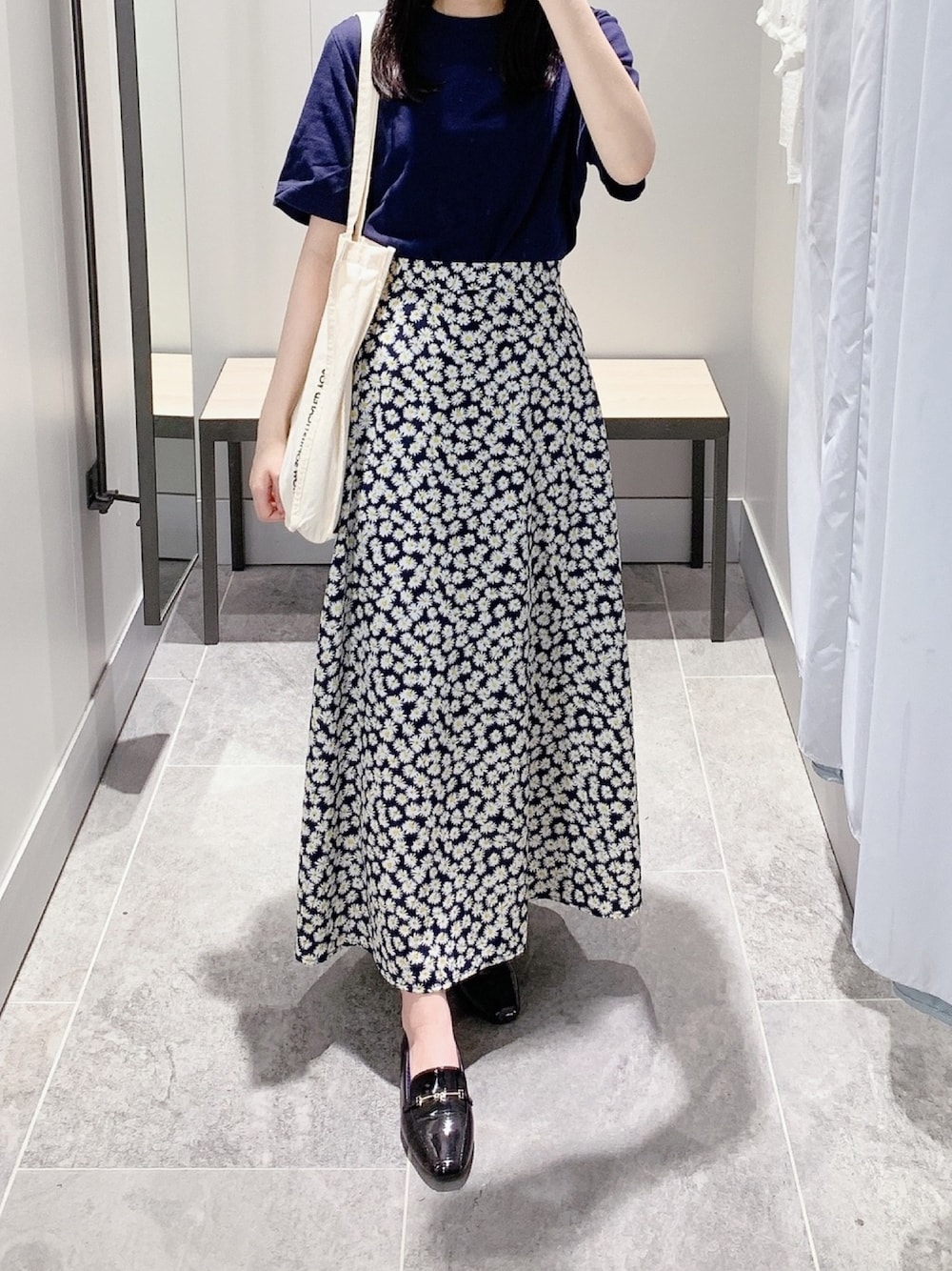 「ラクチンコーデ、夏コーデ、ユニクロ、UNIQLO、GU、トートバッグ、骨格診断ウェーブ、ネイビー、カジュアルコーデ、低身長」｜「GUのアイテム（スカート、ブルー系）」を使った、pinoさん（レディース・156cm）の夏コーディネートの1枚目の写真
