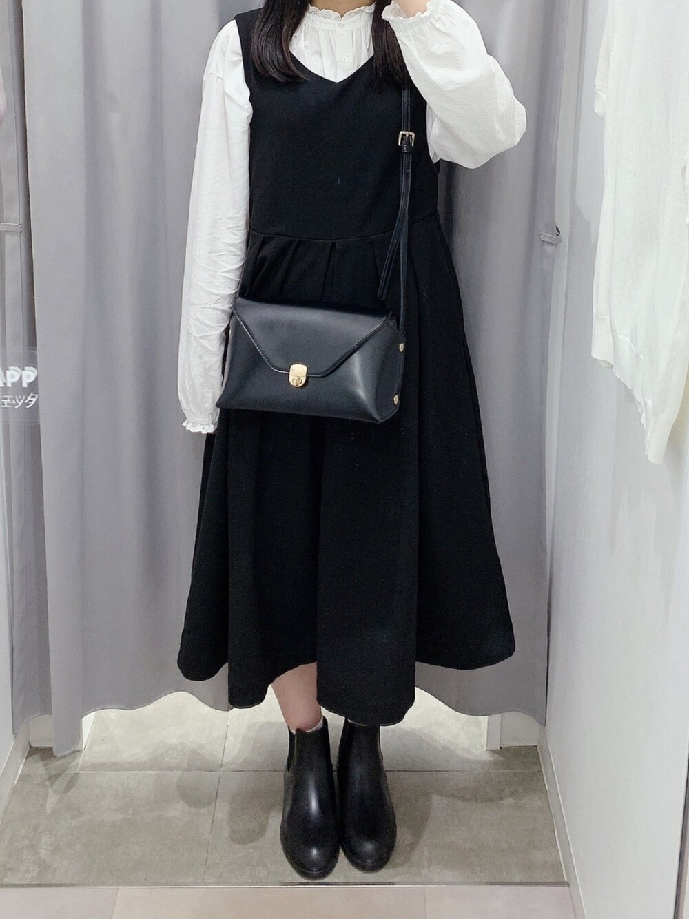 「雨の日コーデ、モノトーン、ehka sopo、moitytto、natural couture、レインブーツ、ジャンパースカート、ショルダーバッグ、梅雨、低身長」｜「ehka sopoの綿レーススタンド衿ブラウス（シャツ/ブラウス、ホワイト系）」を使った、pinoさん（レディース・156cm）の夏コーディネートの1枚目の写真