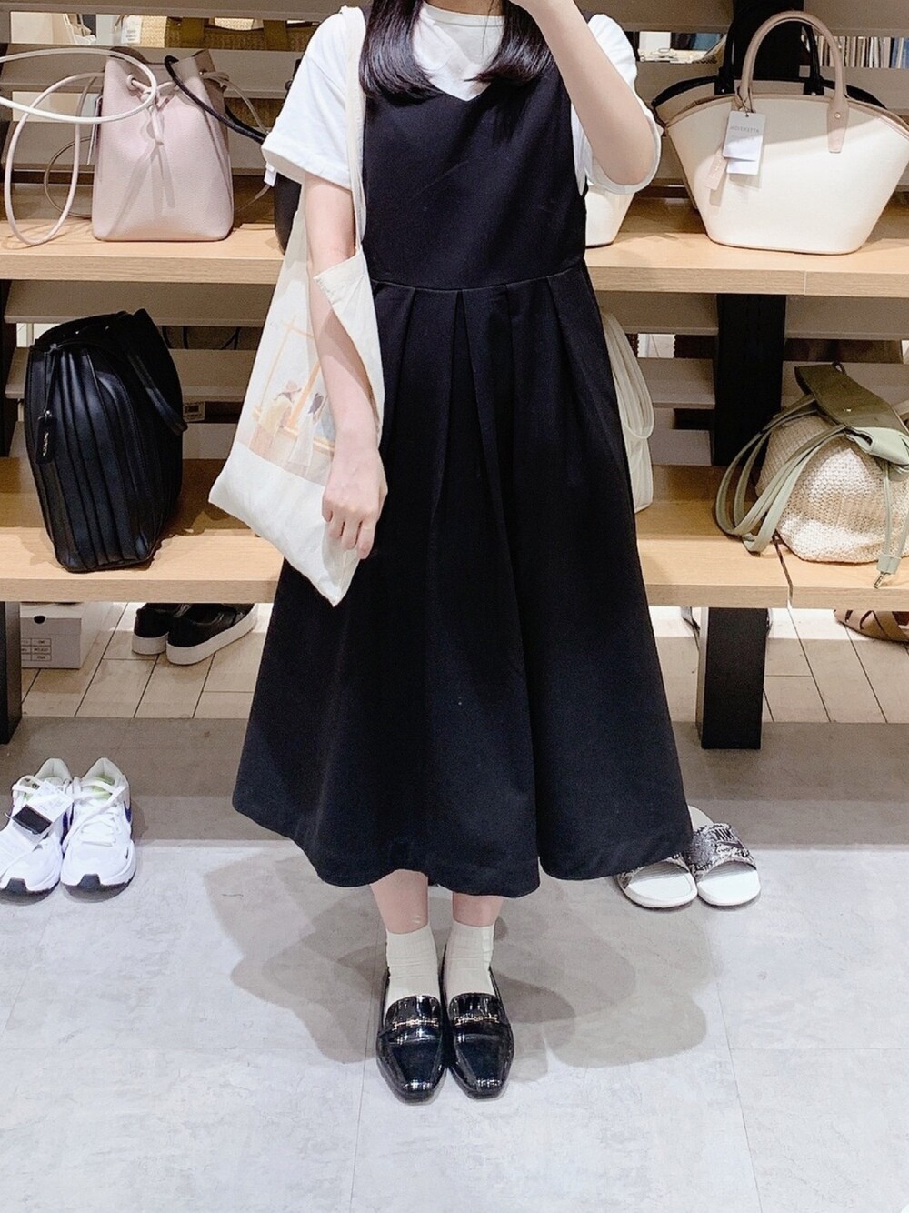 「オトナカジュアル、プチプラ、キレイめカジュアル、モノトーン、moitytto、natural couture、Tシャツ、ジャンパースカート、トートバッグ、夏コーデ」｜「moi tyttoのウエストタックジャンスカ（ジャンパースカート、ブラック系）」を使った、pinoさん（レディース・156cm）の夏コーディネートの1枚目の写真