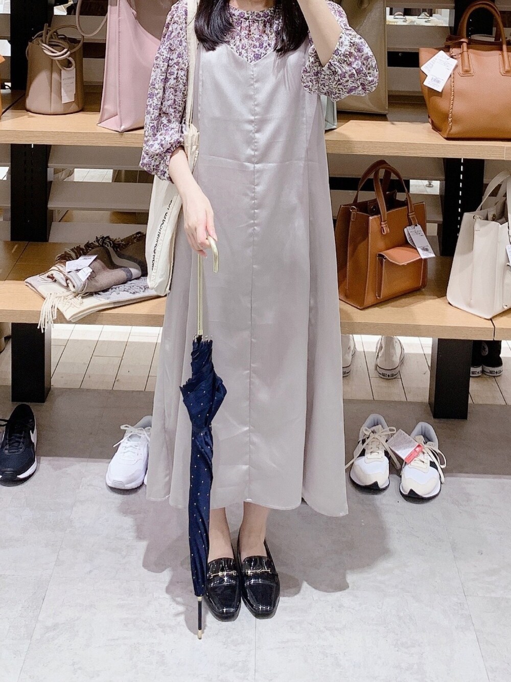 シルバー系のワンピース、パープル系のシャツ/ブラウス、ブラック系のレインシューズを着用したレディースの夏コーディネートの1枚目の写真