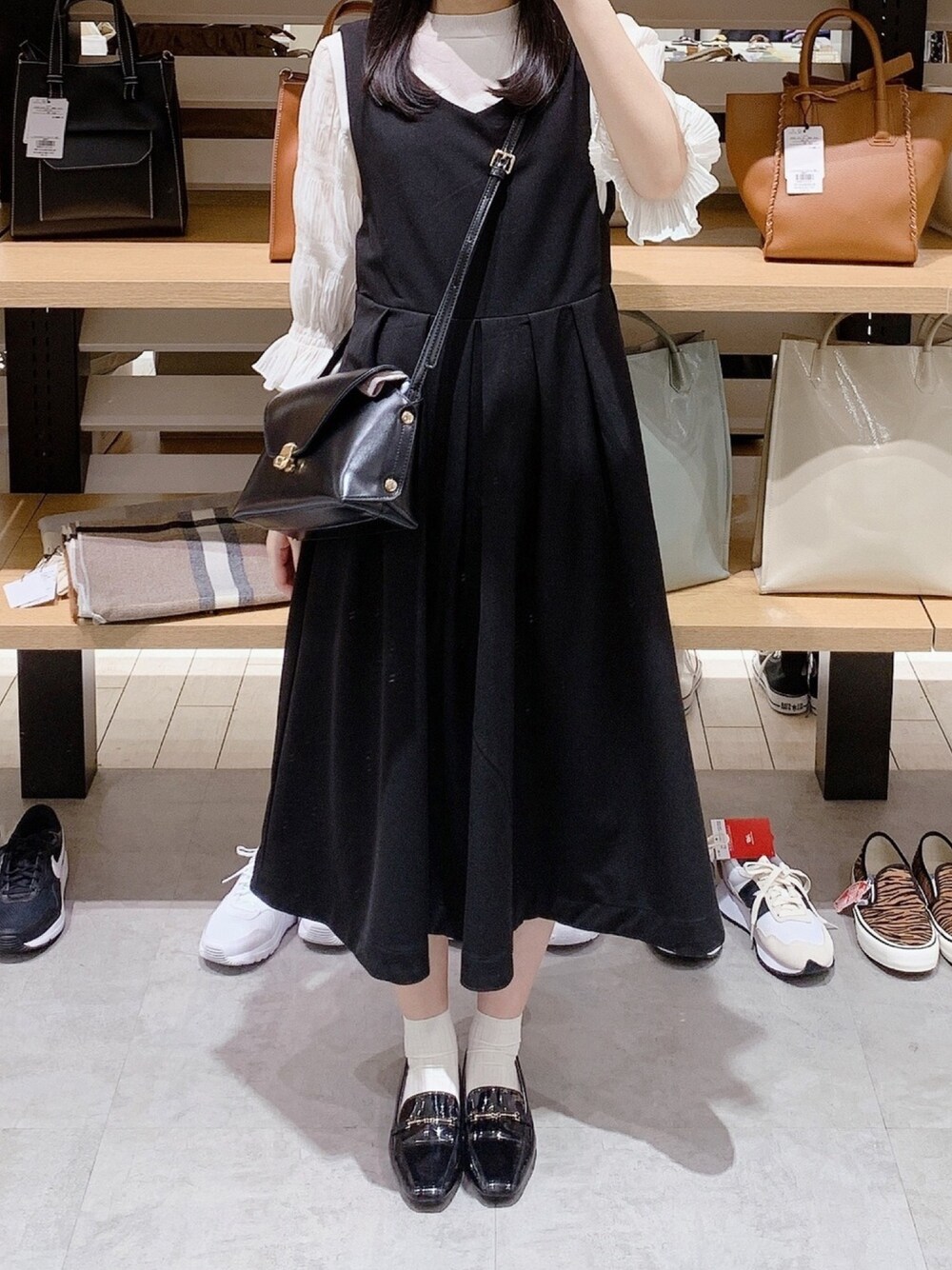 「ootd、natural couture、moitytto、ORiental TRaffic(ORiental TRaffic)、モノトーン、ジャンパースカート、雨の日コーデ、ショルダーバッグ、きれいめカジュアル、低身長」｜「natural coutureのお上品マジョリカ袖ニット（ニット/セーター、ホワイト系）」を使った、pinoさん（レディース・156cm）の夏コーディネートの1枚目の写真