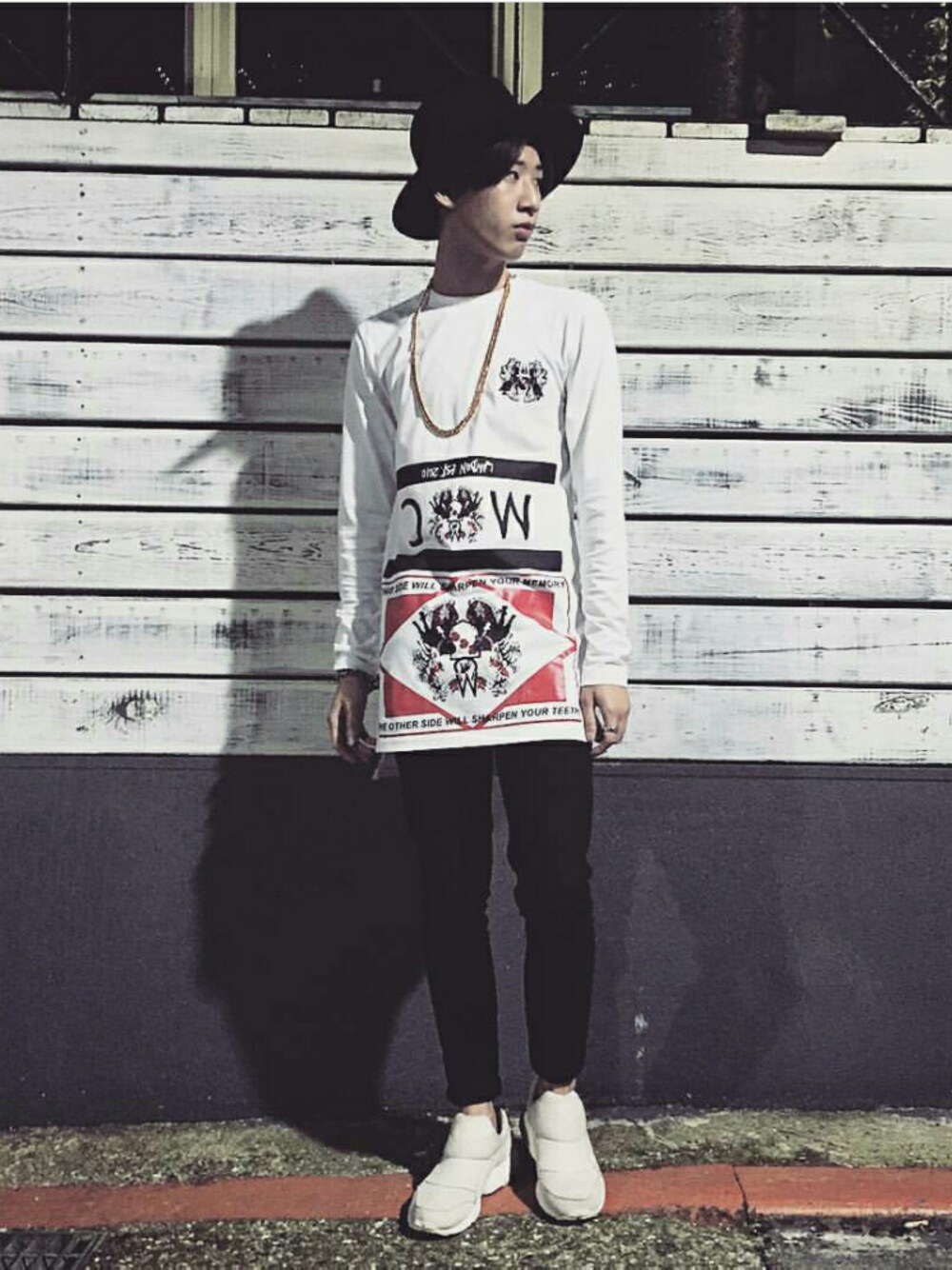 「sammclondonのアイテム（Tシャツ/カットソー、ホワイト系）」を使った、Chrisさん（メンズ・177cm）の冬コーディネートの1枚目の写真