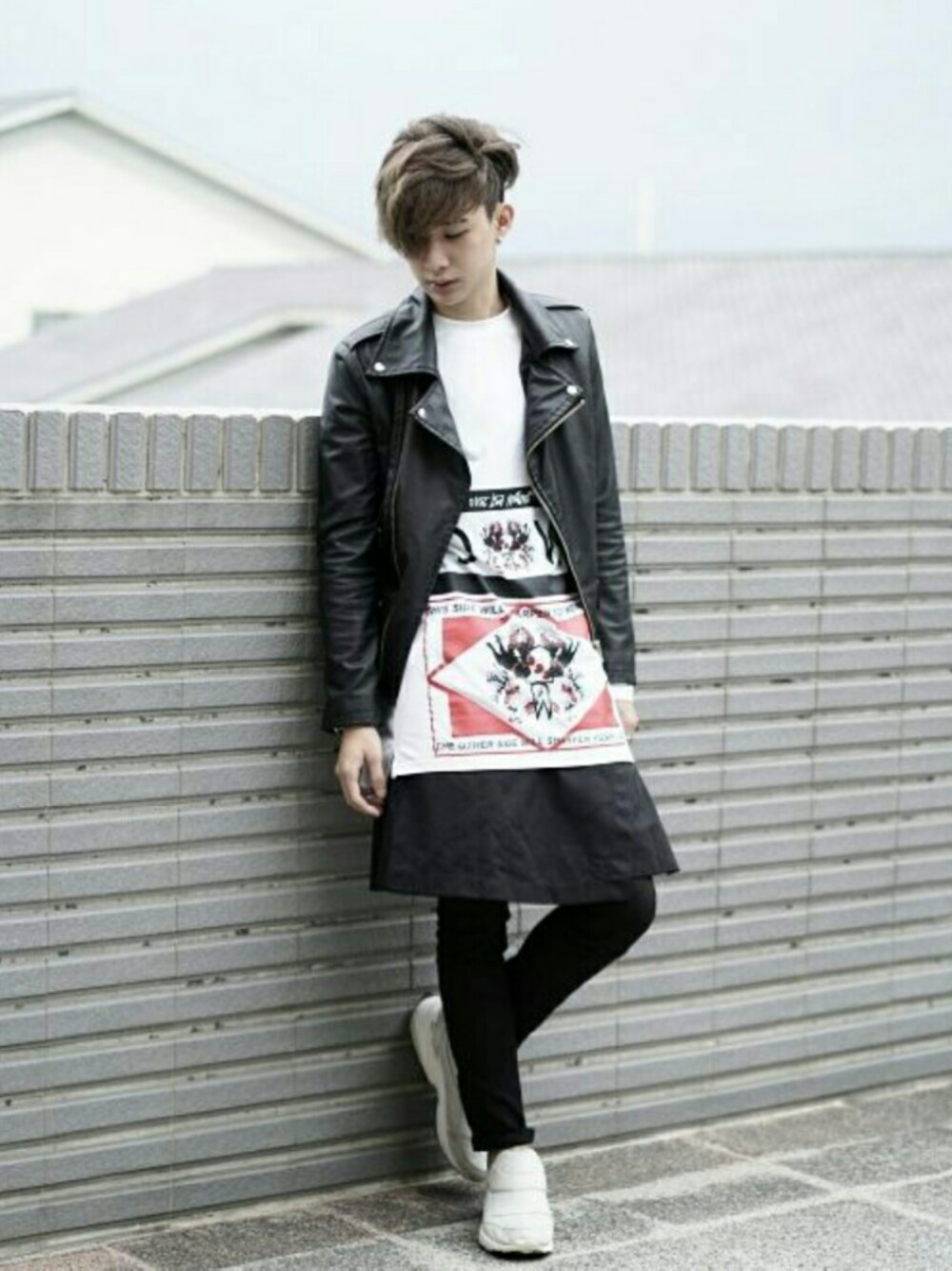 「sammclondonのアイテム（Tシャツ/カットソー、ホワイト系）」を使った、Chrisさん（メンズ・177cm）の冬コーディネートの1枚目の写真