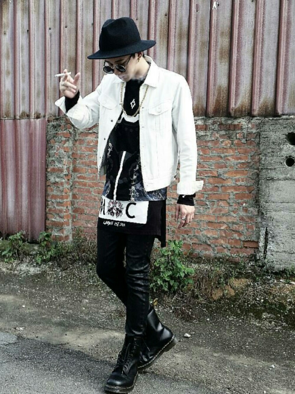「sammclondonのアイテム（Tシャツ/カットソー、ブラック系）」を使った、Chrisさん（メンズ・177cm）の冬コーディネートの1枚目の写真