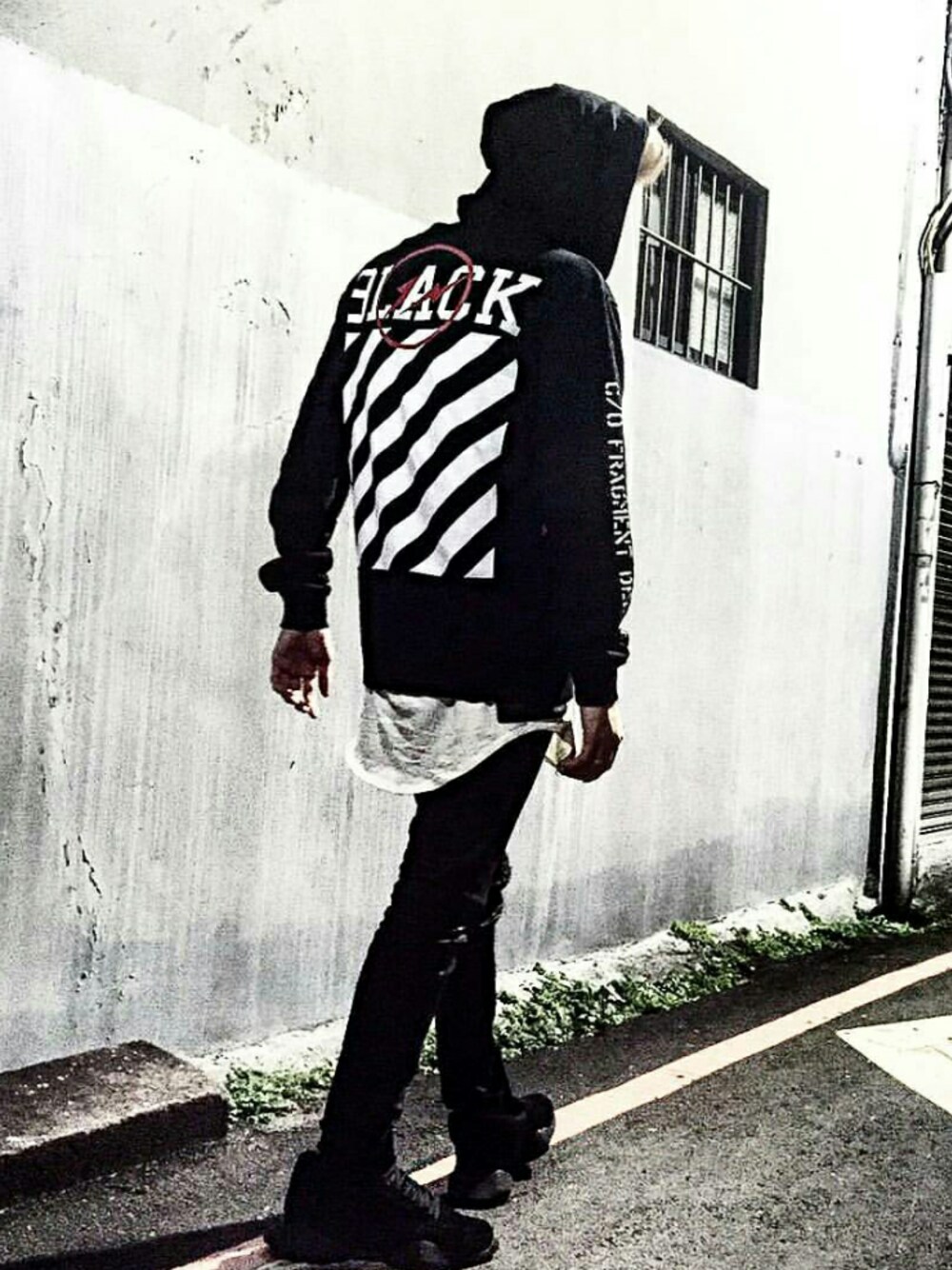 「offblackのアイテム（ジャージ、ブラック系）」を使った、Chrisさん（メンズ・177cm）の冬コーディネートの1枚目の写真