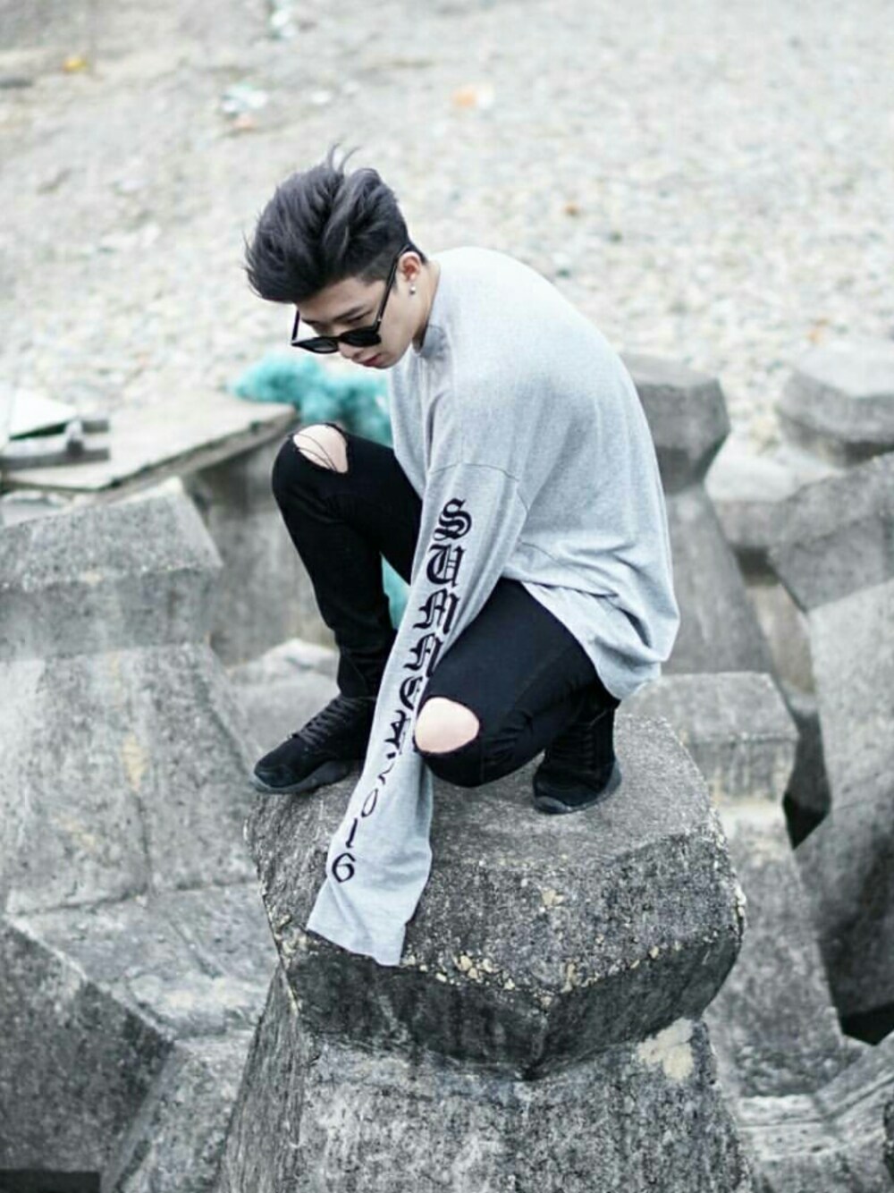 「vetenmens のアイテム（Tシャツ/カットソー、グレー系）」を使った、Chrisさん（メンズ・177cm）の冬コーディネートの1枚目の写真