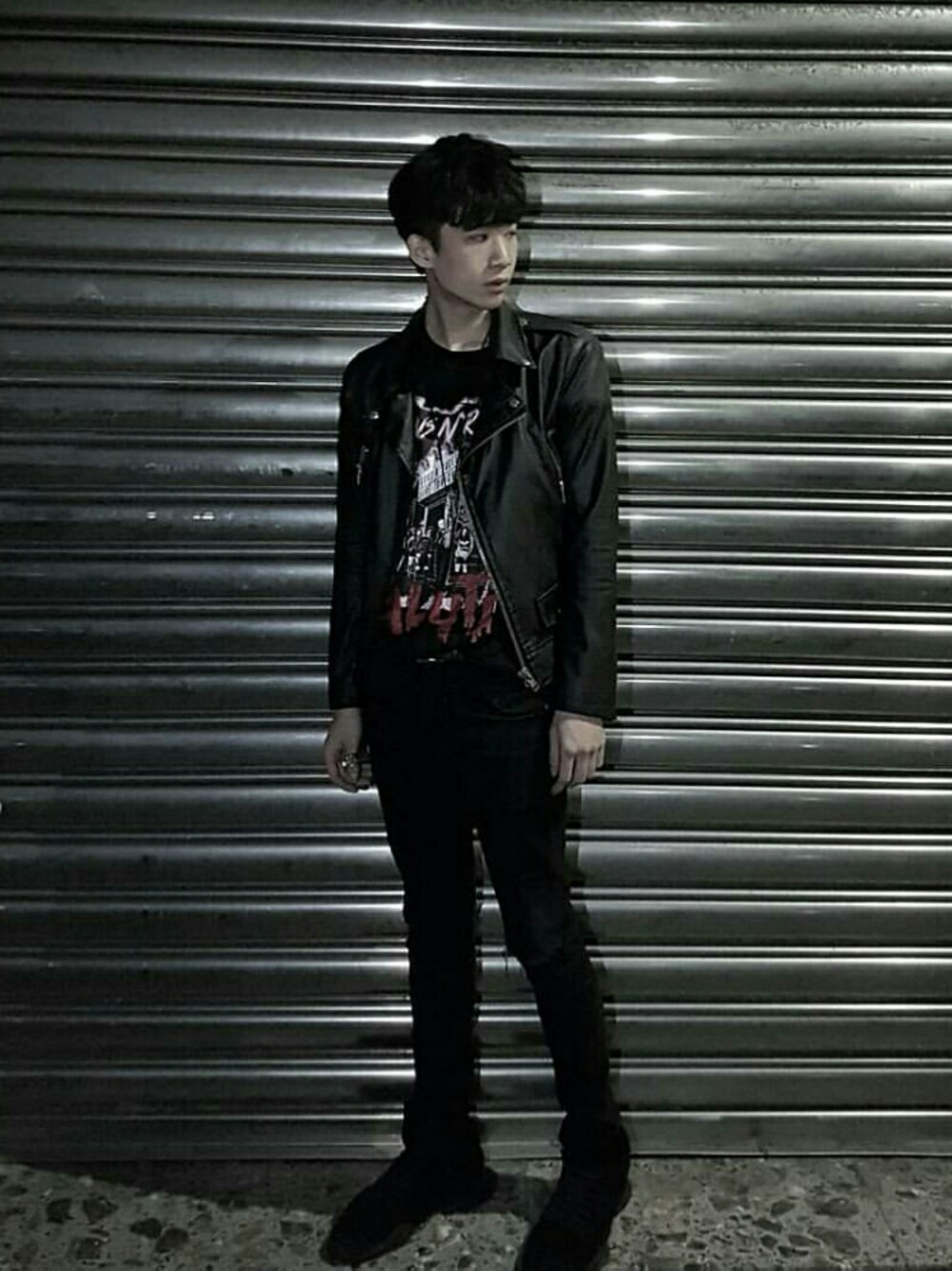 「saluteのアイテム（Tシャツ/カットソー、ブラック系）」を使った、Chrisさん（メンズ・177cm）の冬コーディネートの1枚目の写真