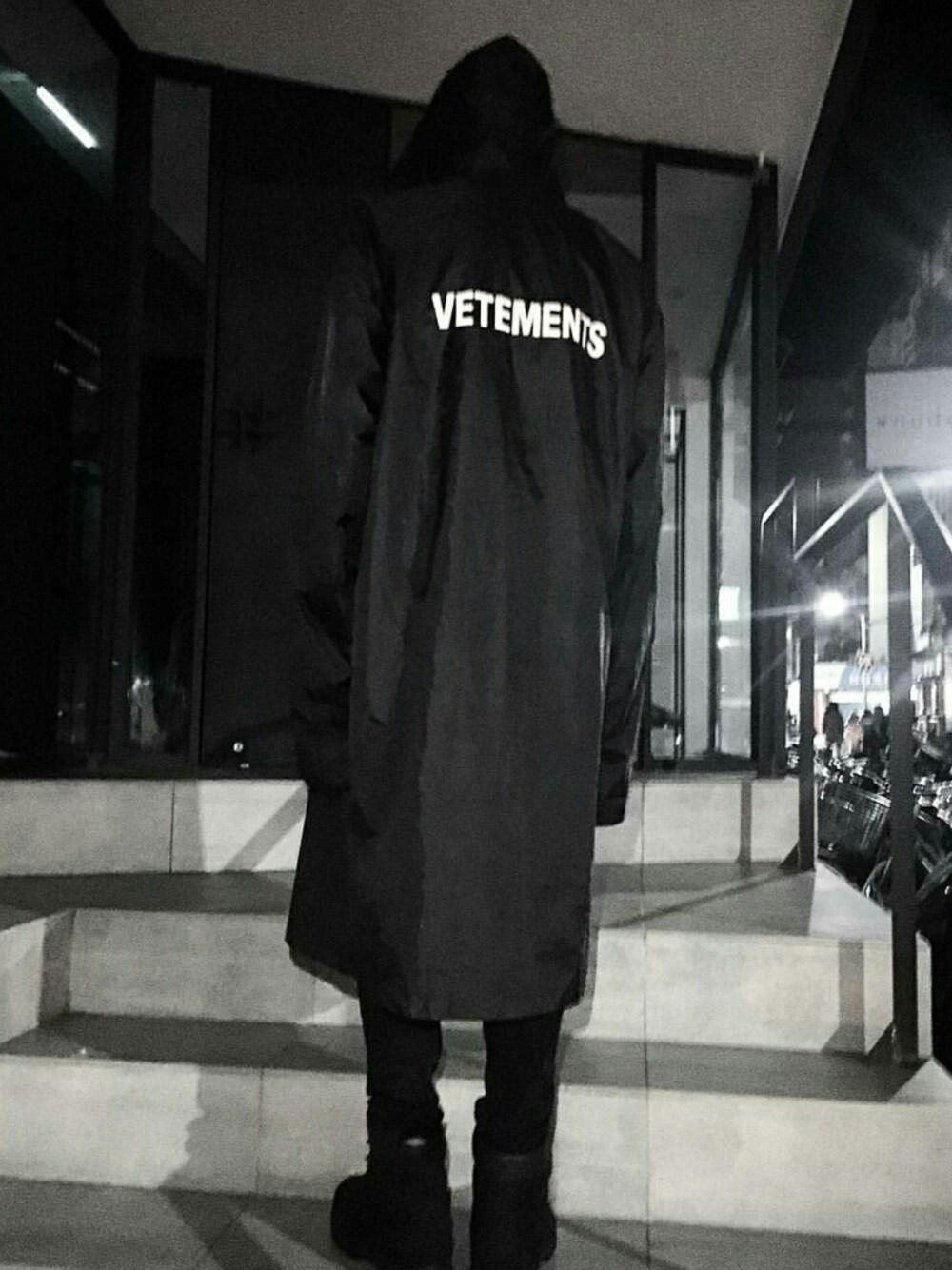 「vetenmens のアイテム（その他トップス、ブラック系）」を使った、Chrisさん（メンズ・177cm）の冬コーディネートの1枚目の写真