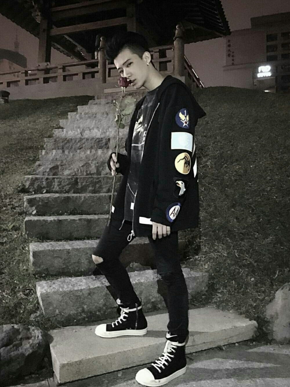 「offwhite のアイテム（ジャケット/アウター、ブラック系）」を使った、Chrisさん（メンズ・177cm）の冬コーディネートの1枚目の写真