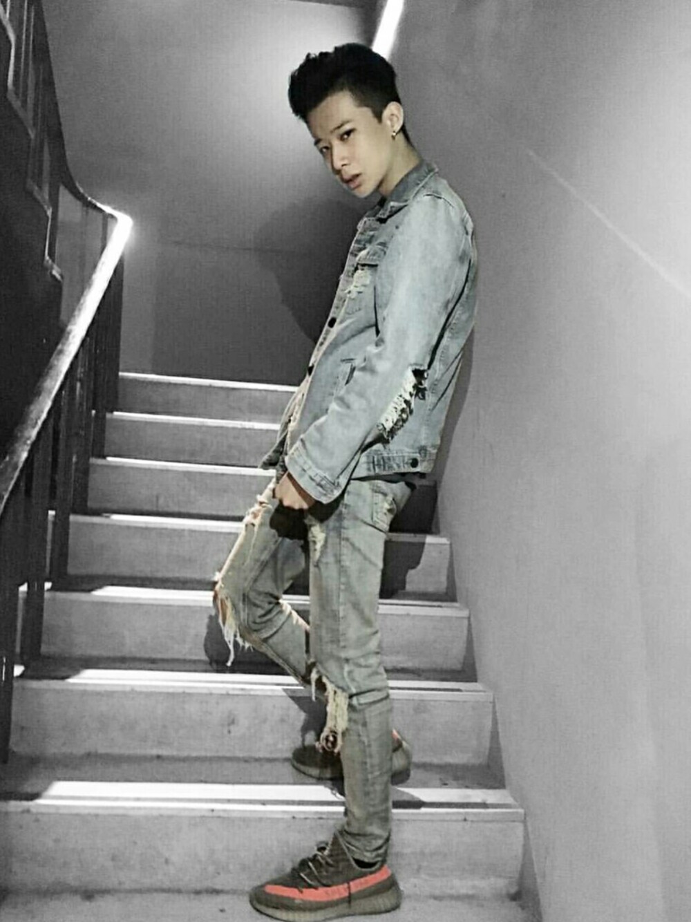 「yezzy boots 350のアイテム（スニーカー、グレー系）」を使った、Chrisさん（メンズ・177cm）の冬コーディネートの1枚目の写真