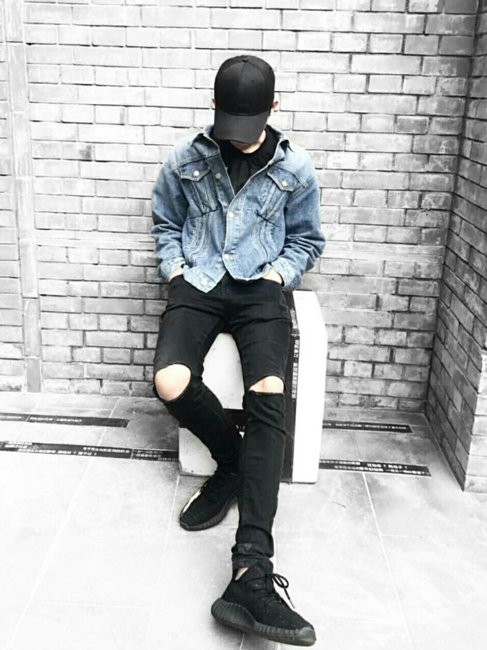 「yezzy boots V2 のアイテム（スニーカー、ブラック系）」を使った、Chrisさん（メンズ・177cm）の冬コーディネートの1枚目の写真