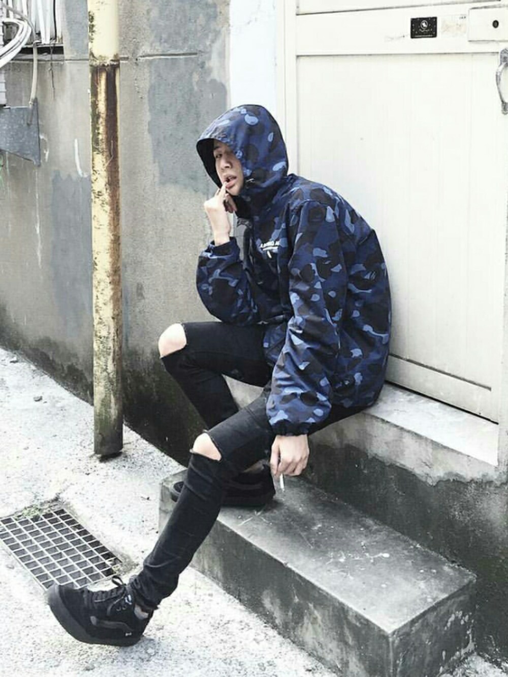 「bapeのアイテム（ノーカラージャケット、ブルー系）」を使った、Chrisさん（メンズ・177cm）の冬コーディネートの1枚目の写真