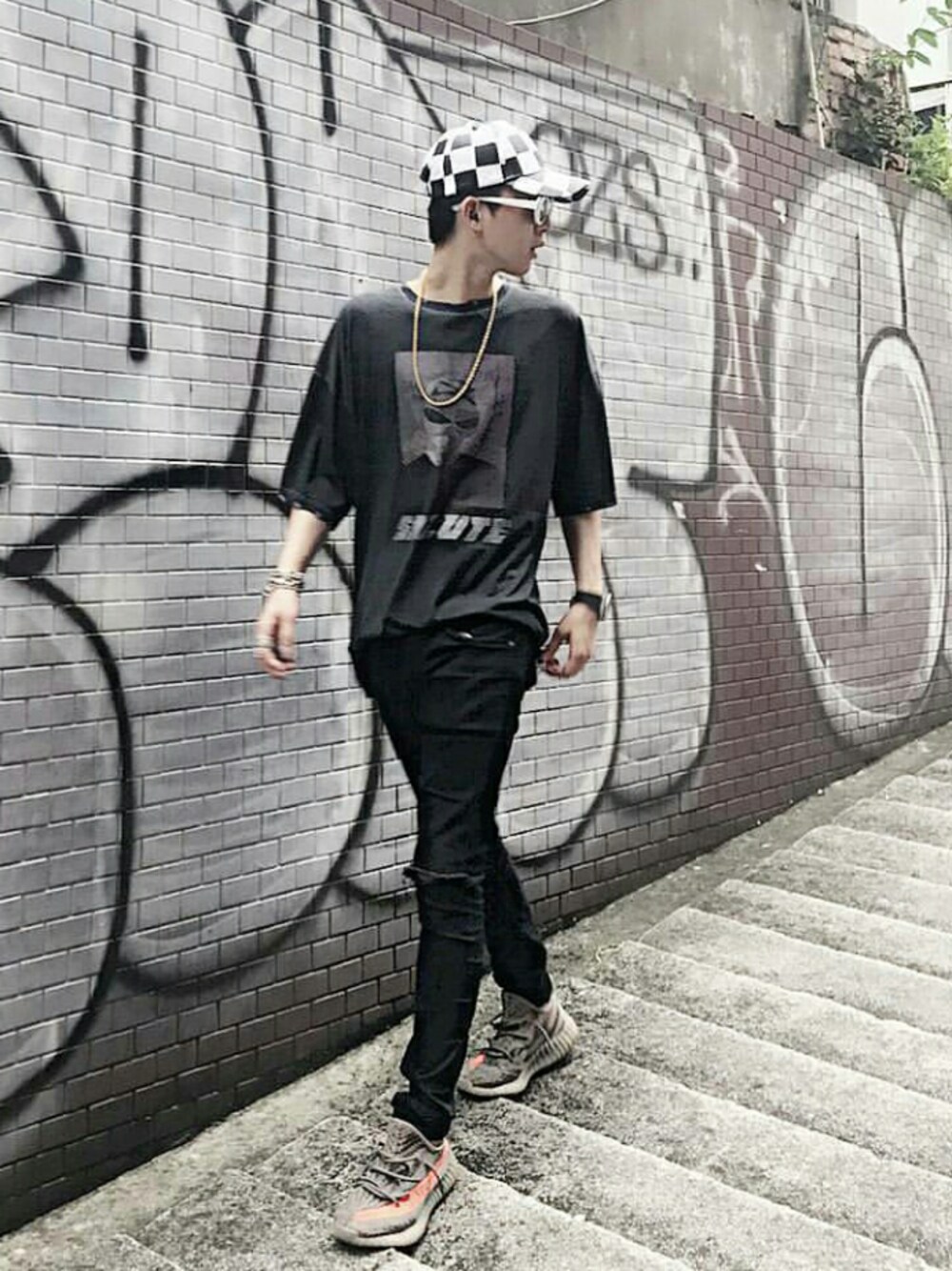「salute のアイテム（Tシャツ/カットソー、グレー系）」を使った、Chrisさん（メンズ・177cm）の冬コーディネートの1枚目の写真