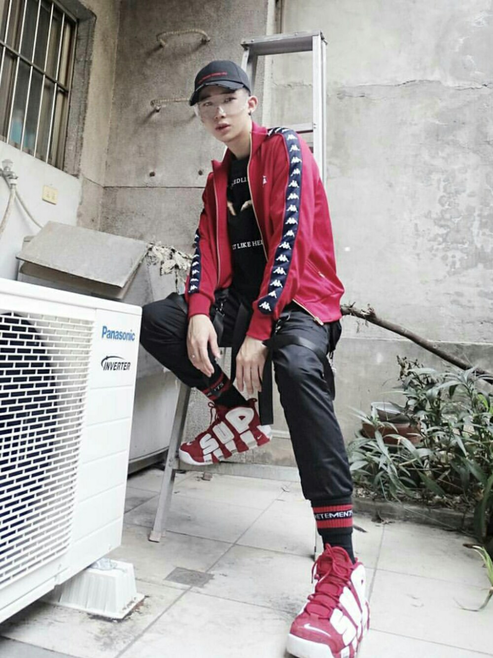 「Supreme のアイテム（シューズ、レッド系）」を使った、Chrisさん（メンズ・177cm）の冬コーディネートの1枚目の写真