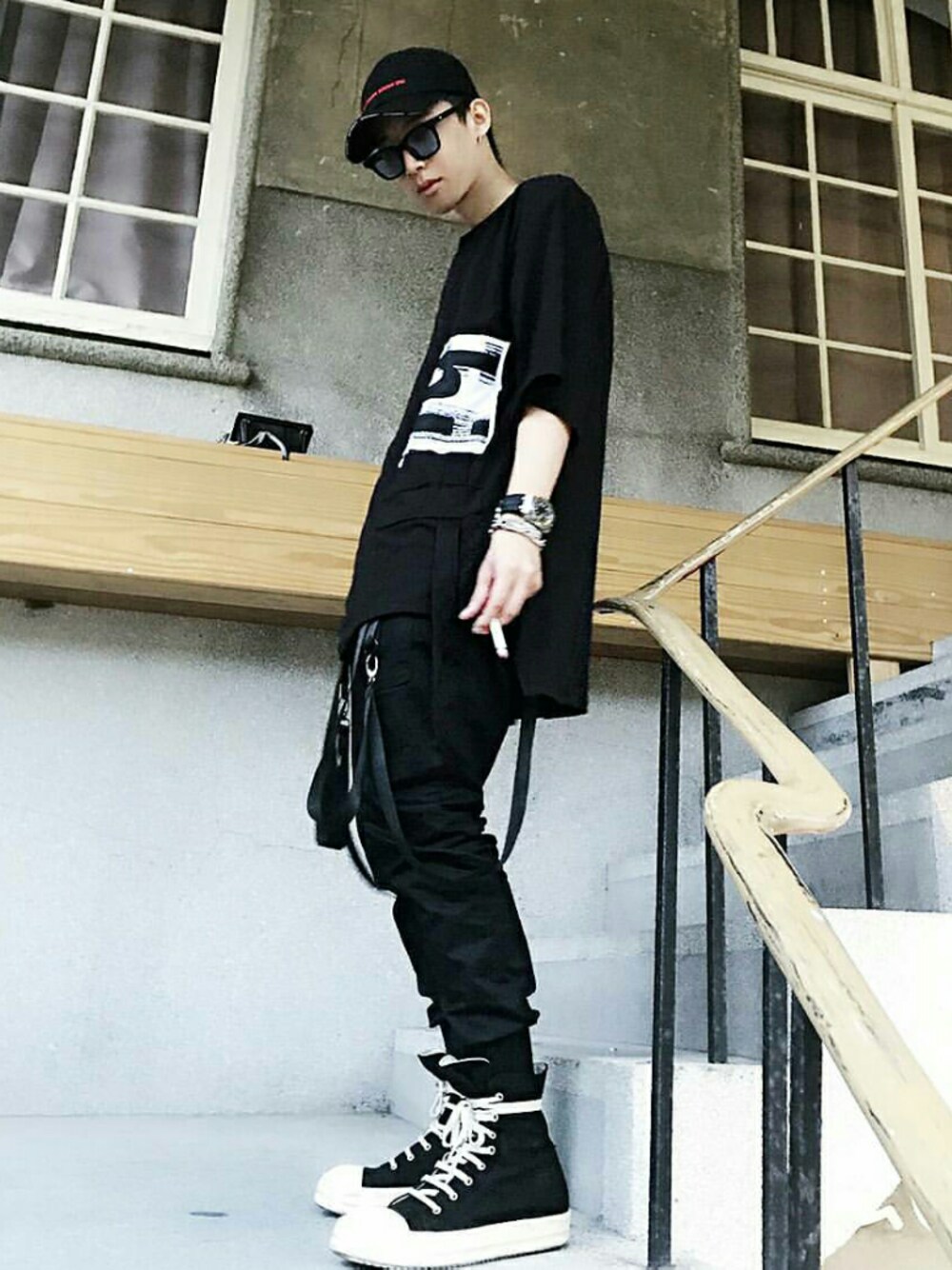 「Rickowens のアイテム（シューズ、ブラック系）」を使った、Chrisさん（メンズ・177cm）の冬コーディネートの1枚目の写真
