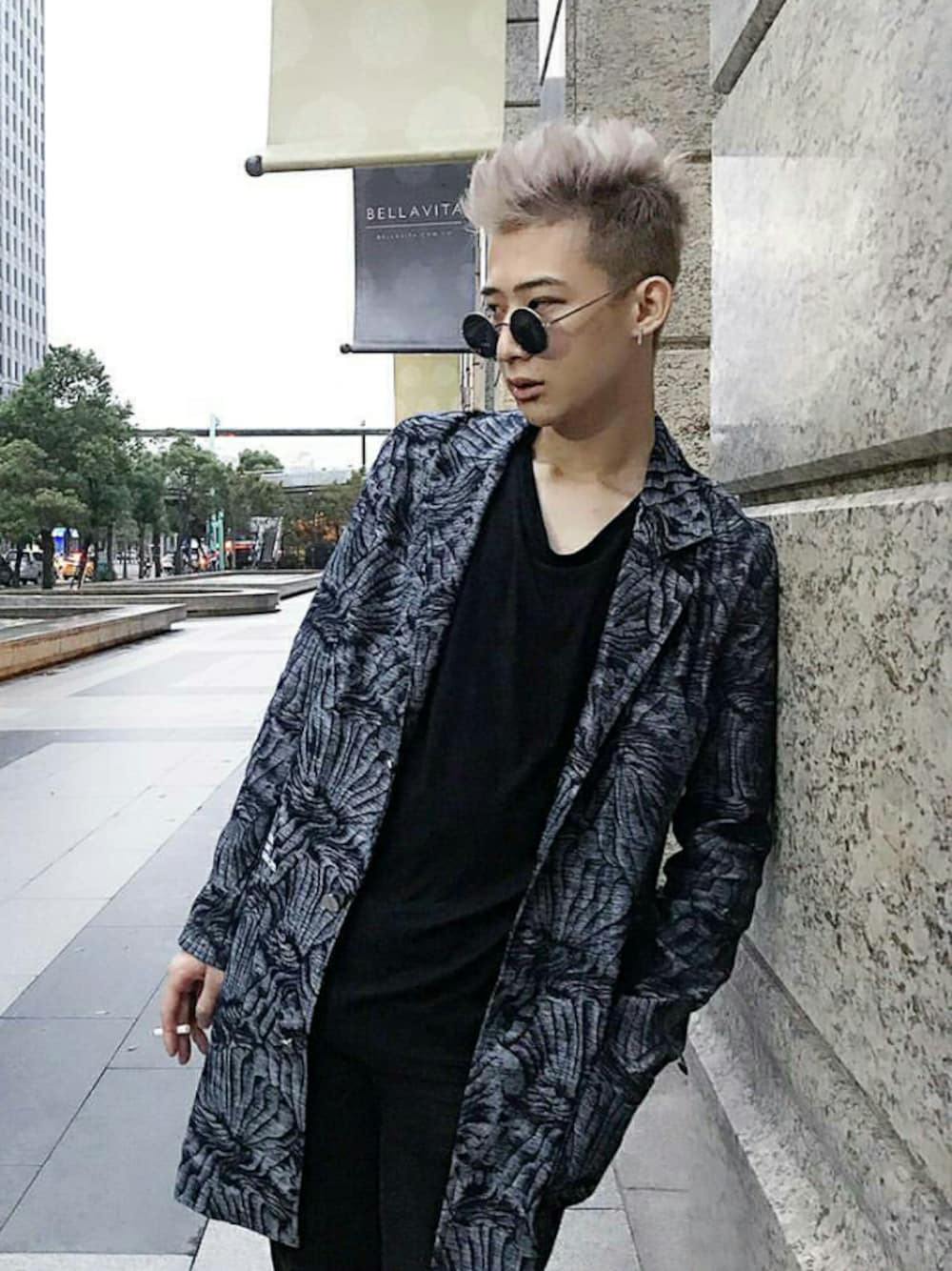 「YSLのアイテム（ジャケット/アウター、グレー系）」を使った、Chrisさん（メンズ・177cm）の冬コーディネートの1枚目の写真