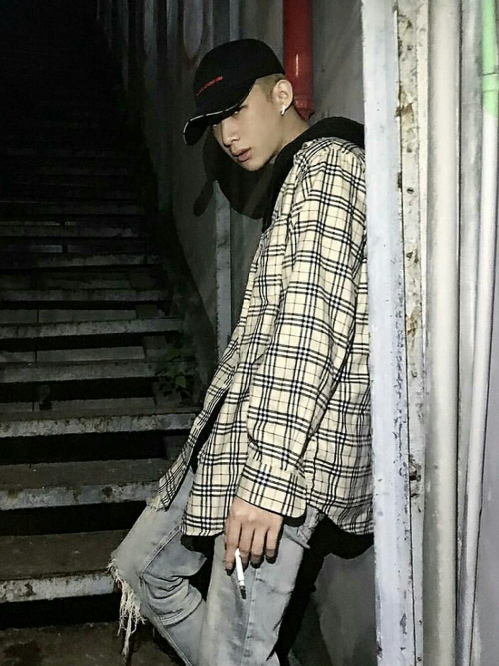 「BURBERRYのアイテム（シャツ/ブラウス、ベージュ系）」を使った、Chrisさん（メンズ・177cm）の冬コーディネートの1枚目の写真