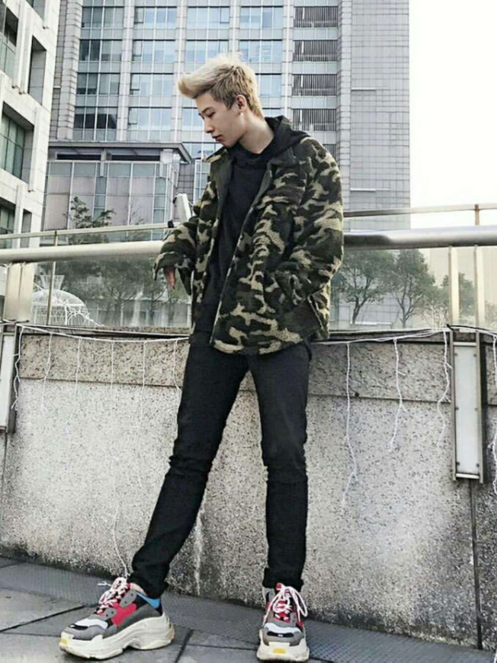 「balencigag のアイテム（スニーカー、その他）」を使った、Chrisさん（メンズ・177cm）の冬コーディネートの1枚目の写真