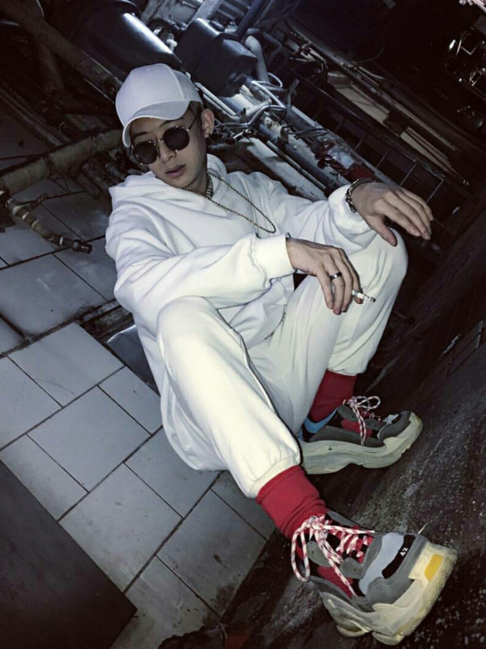 「balencigag のアイテム（シューズ、その他）」を使った、Chrisさん（メンズ・177cm）の冬コーディネートの1枚目の写真