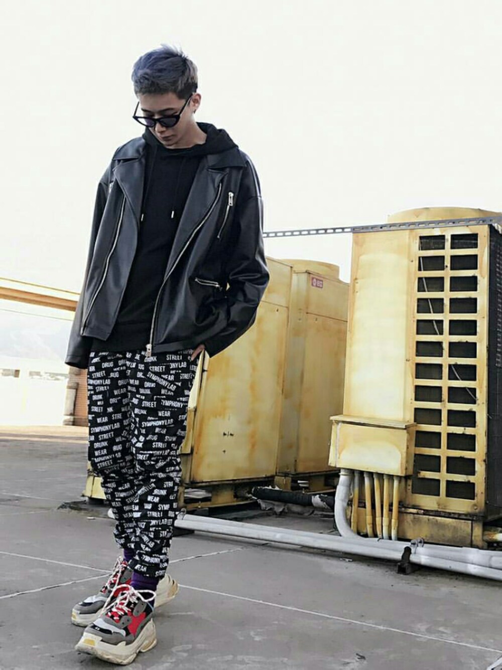 「balencigag のアイテム（スニーカー、その他）」を使った、Chrisさん（メンズ・177cm）の冬コーディネートの1枚目の写真