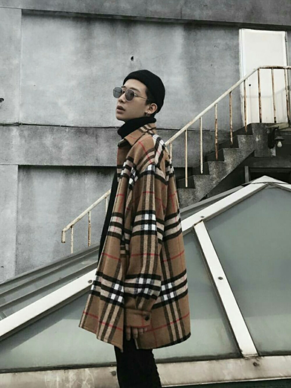 「BURBERRYのアイテム（ダッフルコート、ベージュ系）」を使った、Chrisさん（メンズ・177cm）の冬コーディネートの1枚目の写真