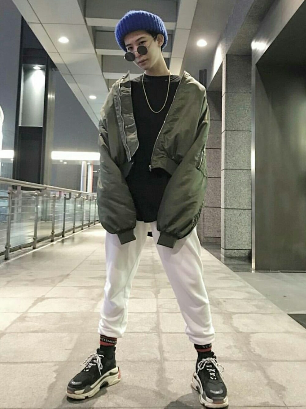 「balencigag のアイテム（スニーカー、ブラック系）」を使った、Chrisさん（メンズ・177cm）の冬コーディネートの1枚目の写真