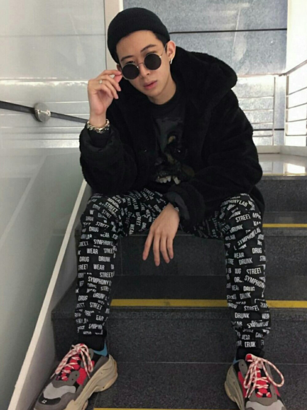「GIVENCHYのアイテム（Tシャツ/カットソー、ブラック系）」を使った、Chrisさん（メンズ・177cm）の冬コーディネートの1枚目の写真