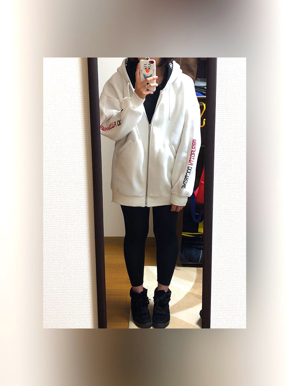 「ENVYM、ダブルフード」｜「ENVYMのＷフーディーロゴＰＫ（パーカー、ホワイト系）」を使った、れーなさん（レディース・159cm）の秋コーディネートの1枚目の写真