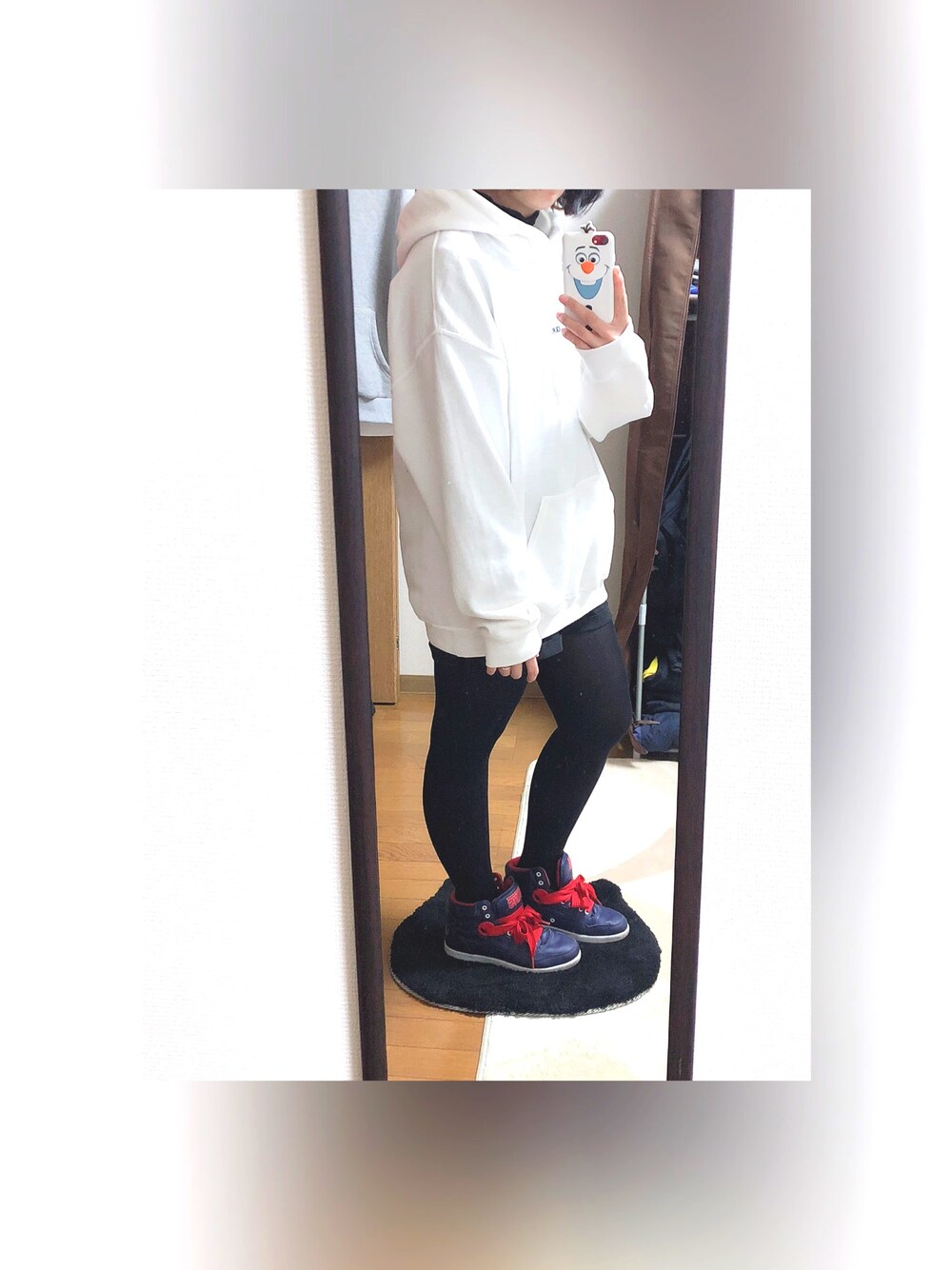 「minktokyo、美音、ストリートMIX」｜「mink tokyoのアイテム（パーカー、ホワイト系）」を使った、れーなさん（レディース・159cm）の冬コーディネートの1枚目の写真