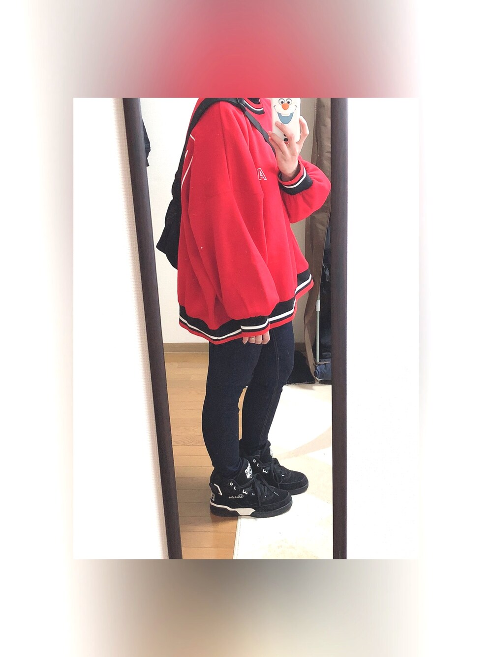 「ENVYM、スウェット、ewing、ごつめスニーカー、JAL×ManhattanPortage」｜「ENVYMのビッグルーズＰＯ（スウェット、レッド系）」を使った、れーなさん（レディース・159cm）の冬コーディネートの1枚目の写真