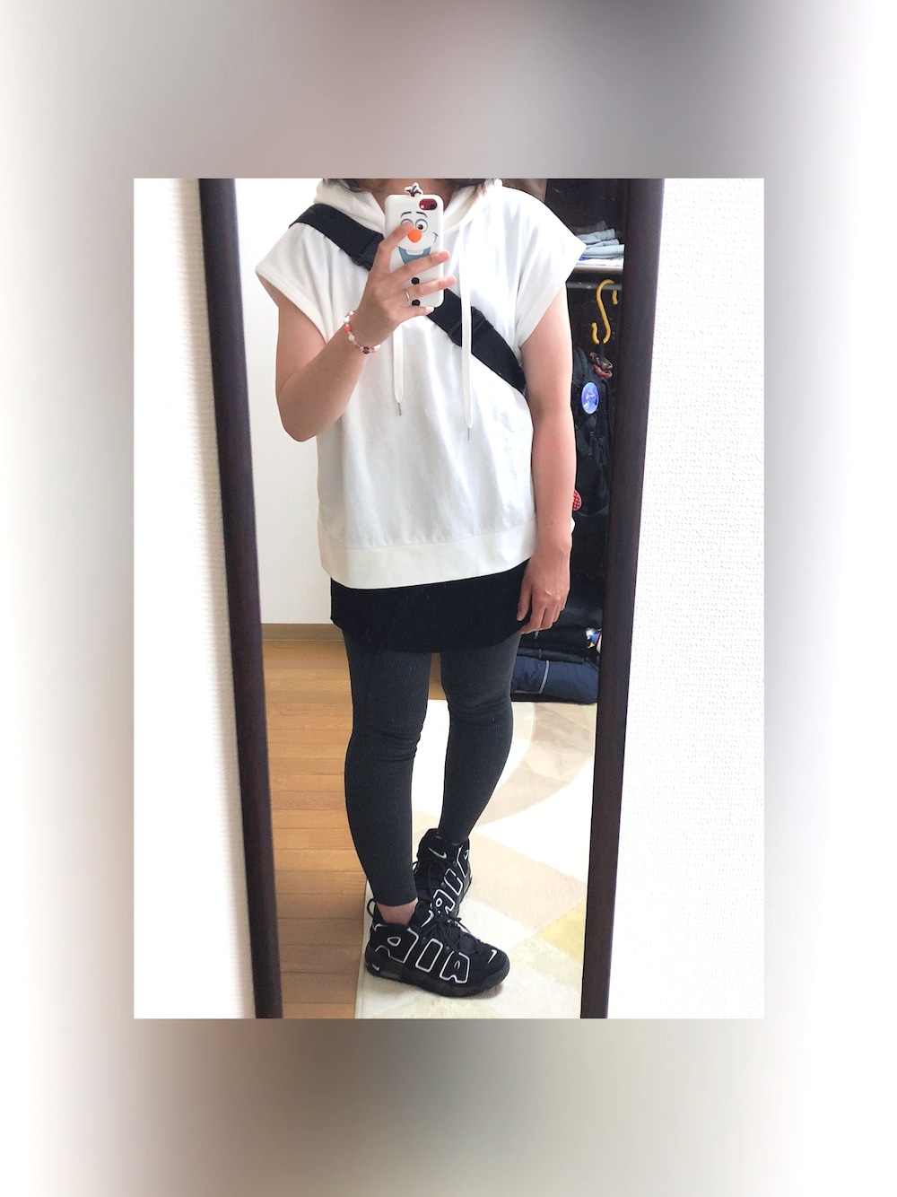 「モアテン女子、moreuptempo、夏コーデ、LOWRYS FARM、CASPER JOHN AIVER、ノースリーブパーカー、NIKE」｜「LOWRYS FARMのフードフレンチスリーブ　837706（Tシャツ/カットソー、ホワイト系）」を使った、れーなさん（レディース・159cm）の春コーディネートの1枚目の写真