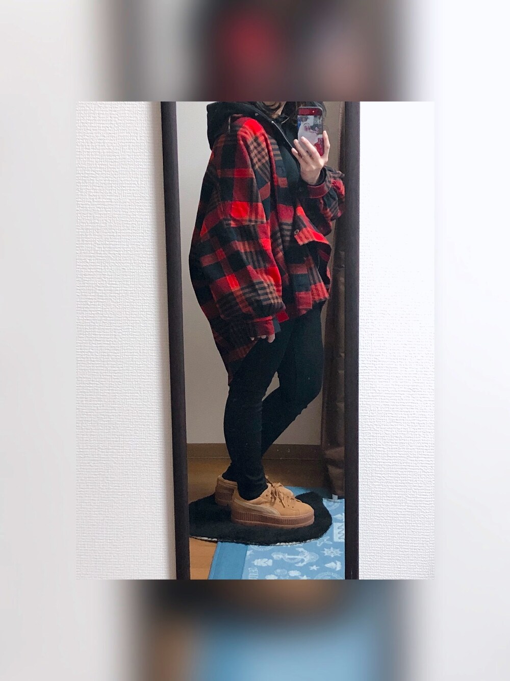 「RODEO CROWNS WIDE BOWL、ルーズシャツ、赤チェック、パーカー×シャツ、ENVYM、puma×fenty」｜「RODEO CROWNS WIDE BOWLのルーズ チェック シャツ（シャツ/ブラウス、レッド系）」を使った、れーなさん（レディース・159cm）の冬コーディネートの1枚目の写真