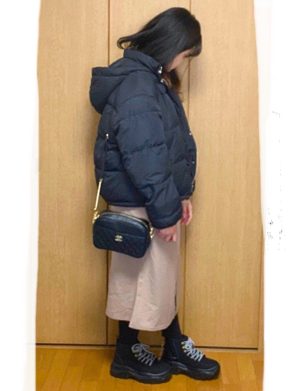 「しまむら、HK WORKS LONDON、ジャンスカ、UNIQLO、GU、INGNI、休日コーデ、chanel」｜「INGNIのBIGフードショートエコダウン／オーバーコート（ダウンジャケット/コート、ブラック系）」を使った、れーなさん（レディース・159cm）の冬コーディネートの1枚目の写真