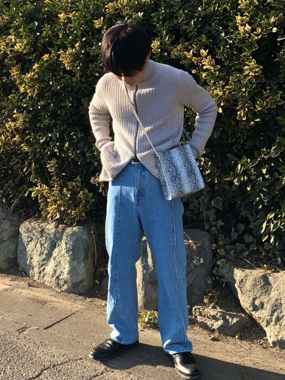 「ootd、ジャストサイズ、ニット、白ニット、パイソン柄、デニム、MONKEY TIME、theory、革靴、きれいめカジュアル」｜「MONKEY TIMEの＜monkey time＞ DENIM CENTER SEAM TROUSER/デニムトラウザーズ（デニムパンツ、ブルー系）」を使った、ryo_iwataさん（メンズ・163cm）の冬コーディネートの1枚目の写真