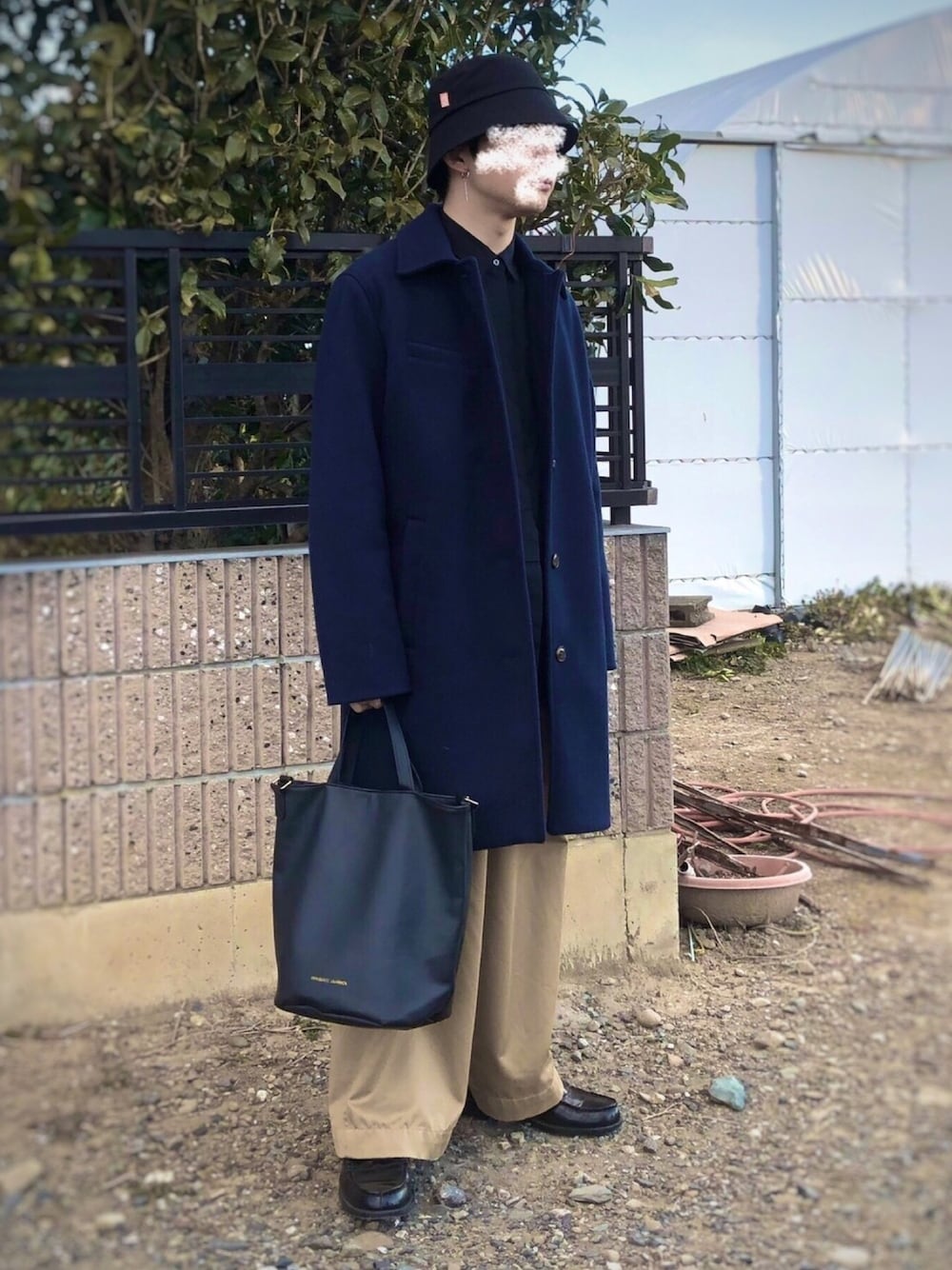 「オーバーサイズ、ワイドパンツ、ユニクロ、+J、JILSANDER、プチプラ、バケツバッグ、バケットハット、ロングコート、黒シャツ」｜「GAPのアイテム（ステンカラーコート、ブルー系）」を使った、ryo_iwataさん（メンズ・163cm）の冬コーディネートの1枚目の写真