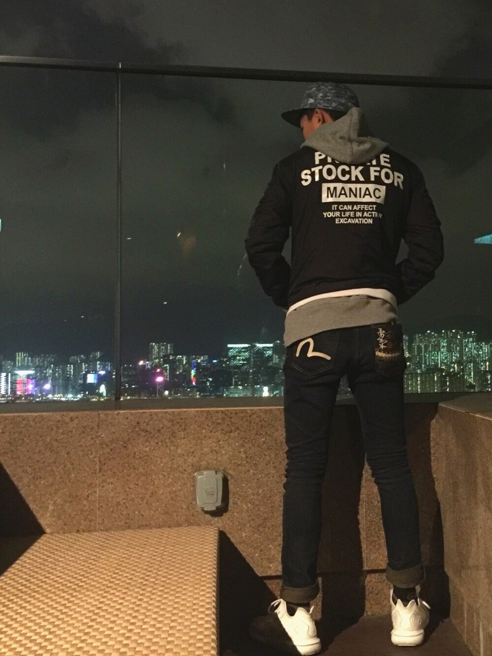 「outfit、ootd、casual、sneakers、streetstyle、black and white、denim、summer、stripe、winter」｜「NEW ERAのアイテム（キャップ、ブルー系）」を使った、Joshua Yeeさん（メンズ・174cm）の冬コーディネートの1枚目の写真
