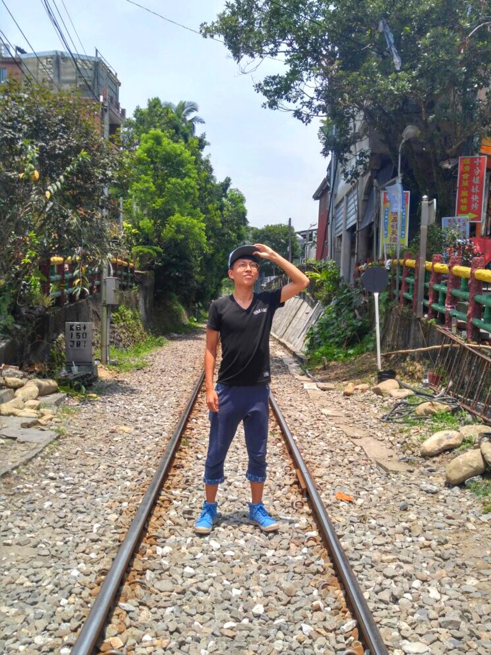 「ootd、outfit、summer、denim、casual、hat、black and white、stripe、sneakers、streetstyle」｜「Black T shirtのアイテム（Tシャツ/カットソー、ブラック系）」を使った、Joshua Yeeさん（メンズ・174cm）の冬コーディネートの1枚目の写真