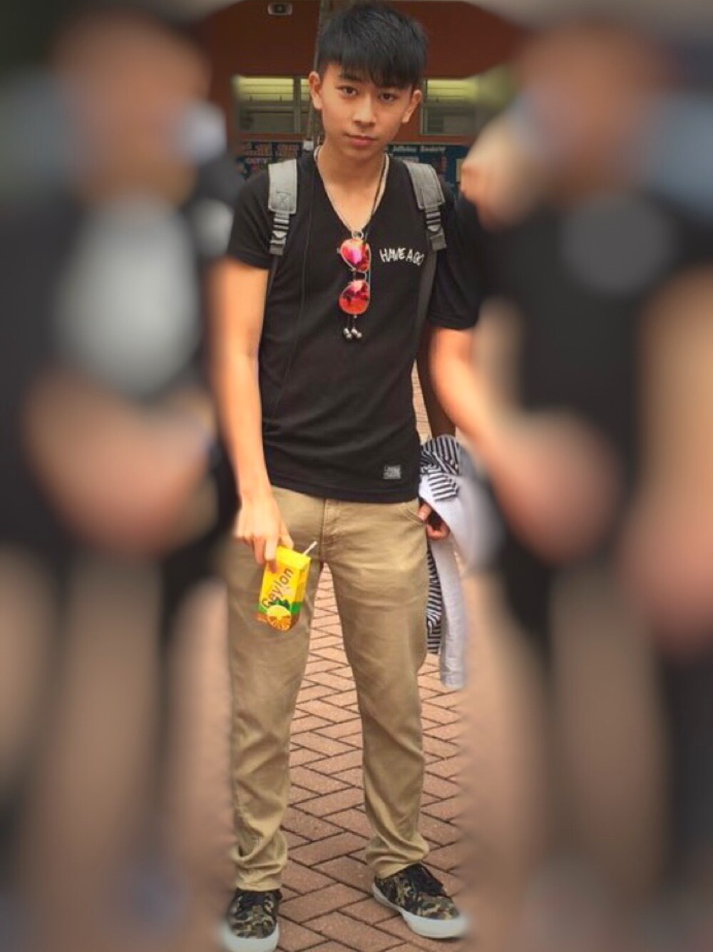 「ootd、outfit、summer、denim、casual、hat、black and white、stripe、sneakers、streetstyle」｜「Black T-shirtのアイテム（Tシャツ/カットソー、ブラック系）」を使った、Joshua Yeeさん（メンズ・174cm）の春コーディネートの1枚目の写真